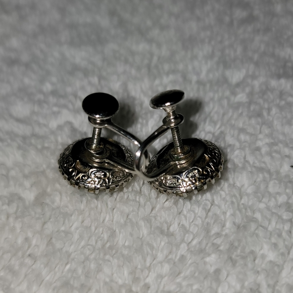 Vintage screwback earrings. Blue stone with rhinestones surrounding. - Picture 2 of 4